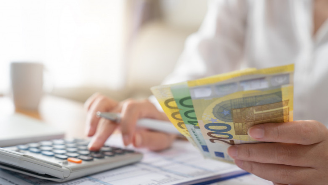 Femeia acuzată de furt de 200.000 de lei, reținută de polițiști la Bistrița-Năsăud pentru înşelăciune