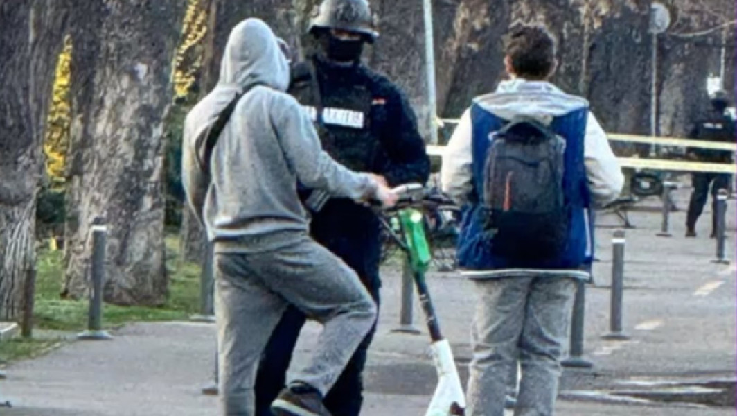 Alertă în centrul Capitalei! Pachet suspect descoperit lângă Ambasada Rusiei! Traficul închis! Echipa antitero a verificat la fața locului.