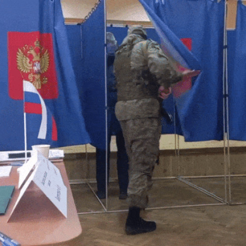 Clipul video de la o sectie de vot din Rusia arata cum un soldat verifica votul alegatorului intr-o cabina de vot.

"Imagini socante de la sectiile de vot in Rusia: Soldat cu pusca verifica votul alegatorului