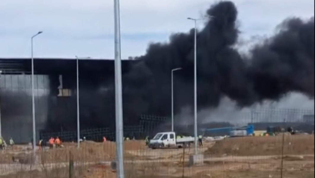 Puternic incendiu la o hală a aeroportului din Craiova: Materiale de construcţie distruse de flăcări.