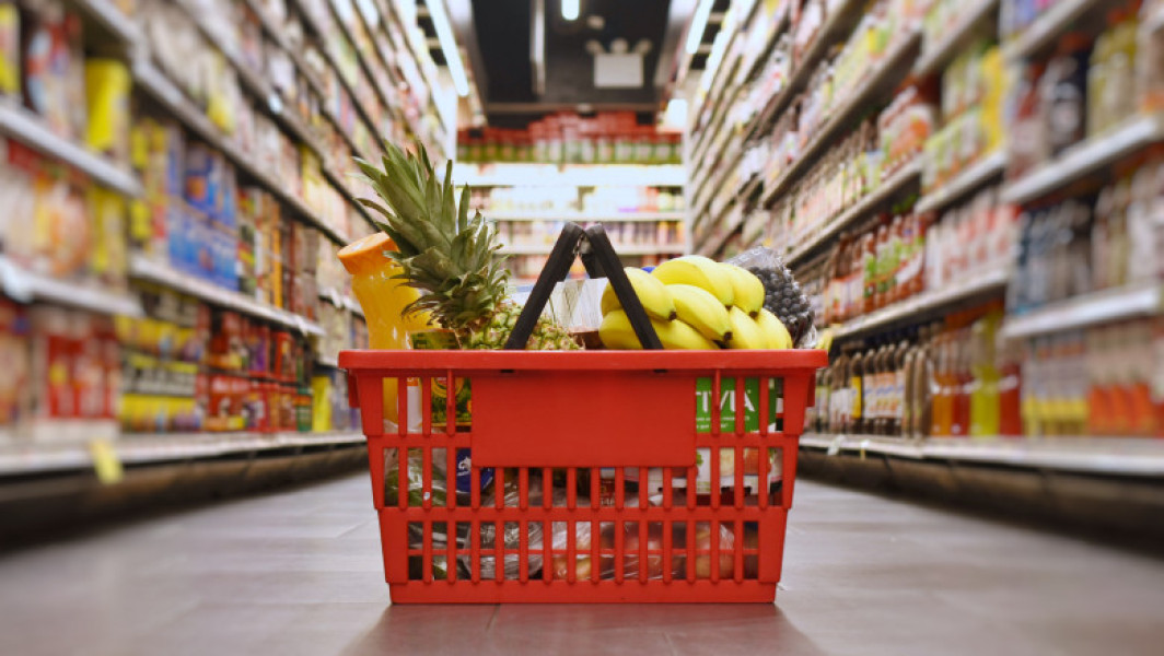 Plafonarea adaosului commercial la alimentele de baza prelungita pana la finalul anului pentru a proteja stabilitatea preturilor