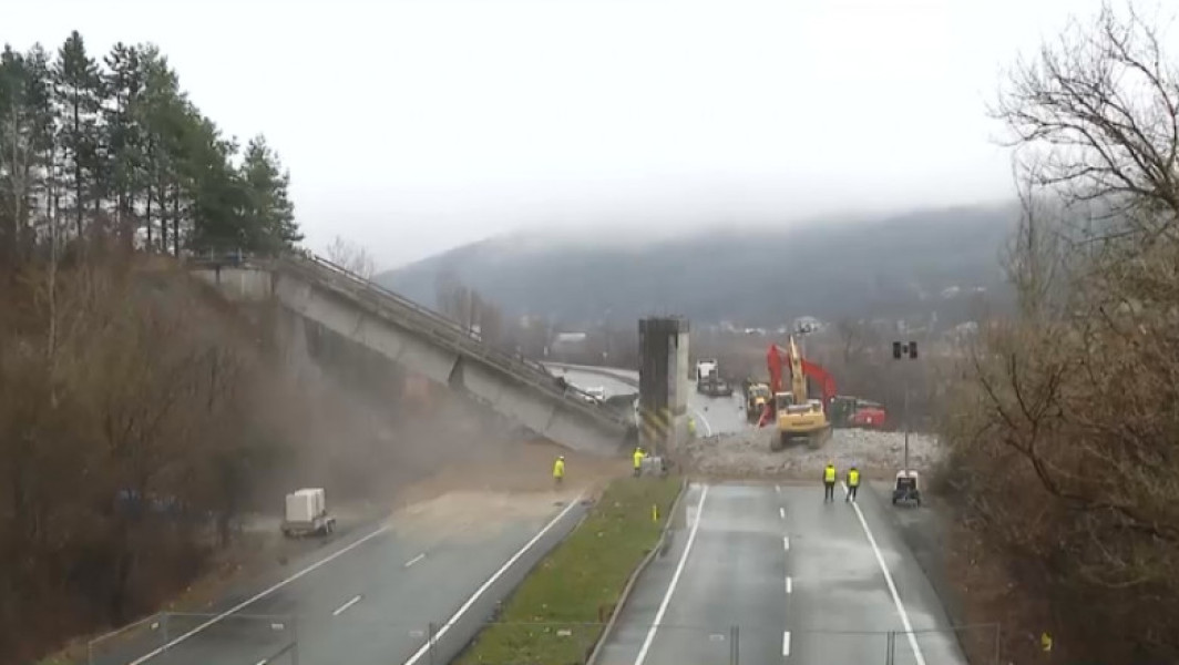 Traficul blocat pe DN1 până la miezul nopții pentru demolarea unui pasaj de cale ferată în apropierea Câmpinei