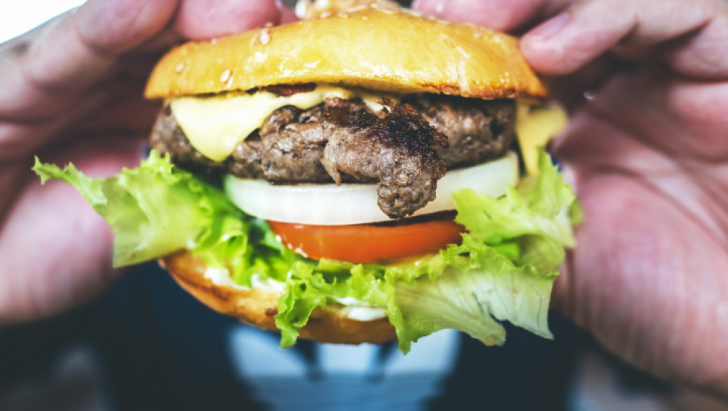 Tânărul din Argeș, condamnat la închisoare pentru evadare din arestul la domiciliu în căutarea unui hamburger