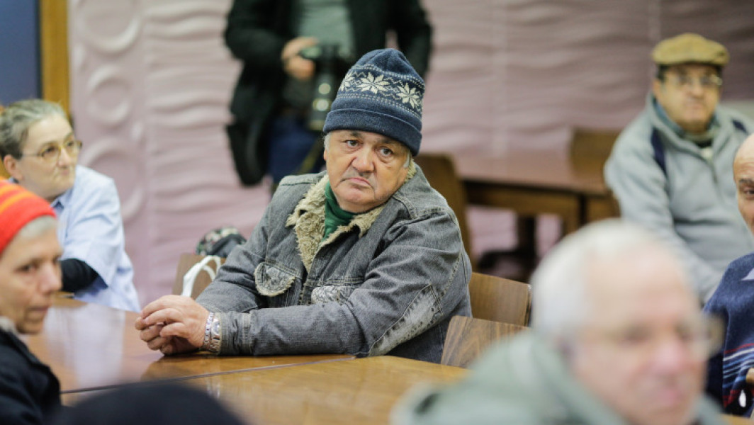Românii din ce în ce mai triști la bătrânețe. România coboară constant în topul celor mai fericite țări din lume