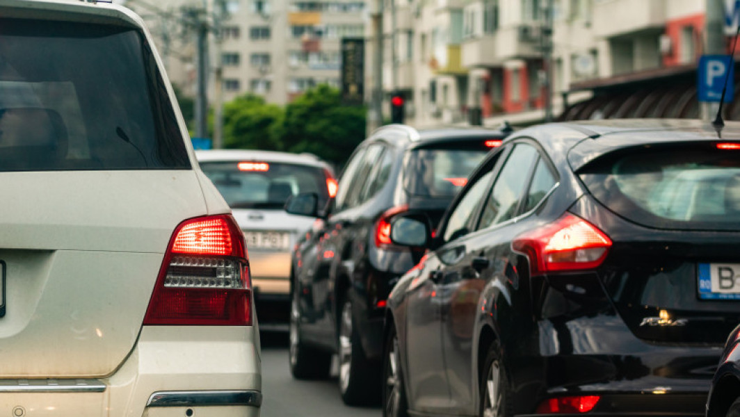 Interzicerea staționării cu motorul pornit adoptată de Senat