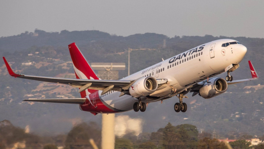 Un singur motor al unui avion Airbus oprit în timpul zborului către Perth, dar a aterizat în siguranţă. Coechipajul şi pasagerii în siguranţă.