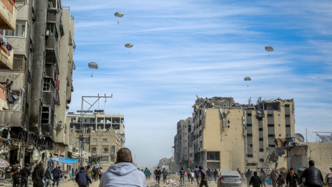 Statele Unite continuă să paraşuteze ajutor în Fâşia Gaza, deși Hamas avertizează asupra riscului de deces al populației