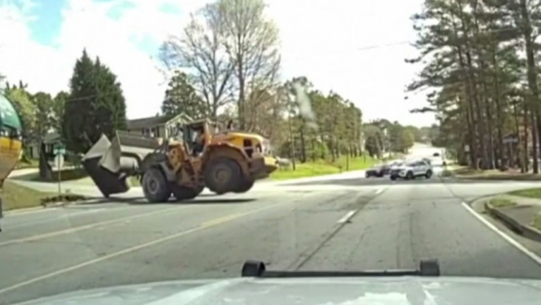 CONFRUNTARE ÎNTRE DOUĂ VOLE PE STRADĂ, DUPĂ CE POLIȚIA A RĂMAS NEPUTINCIOASĂ ÎN A OPRI UNUL DINTRE UTILAJE ÎN IMAGINI VIDEO ȘOCANTE