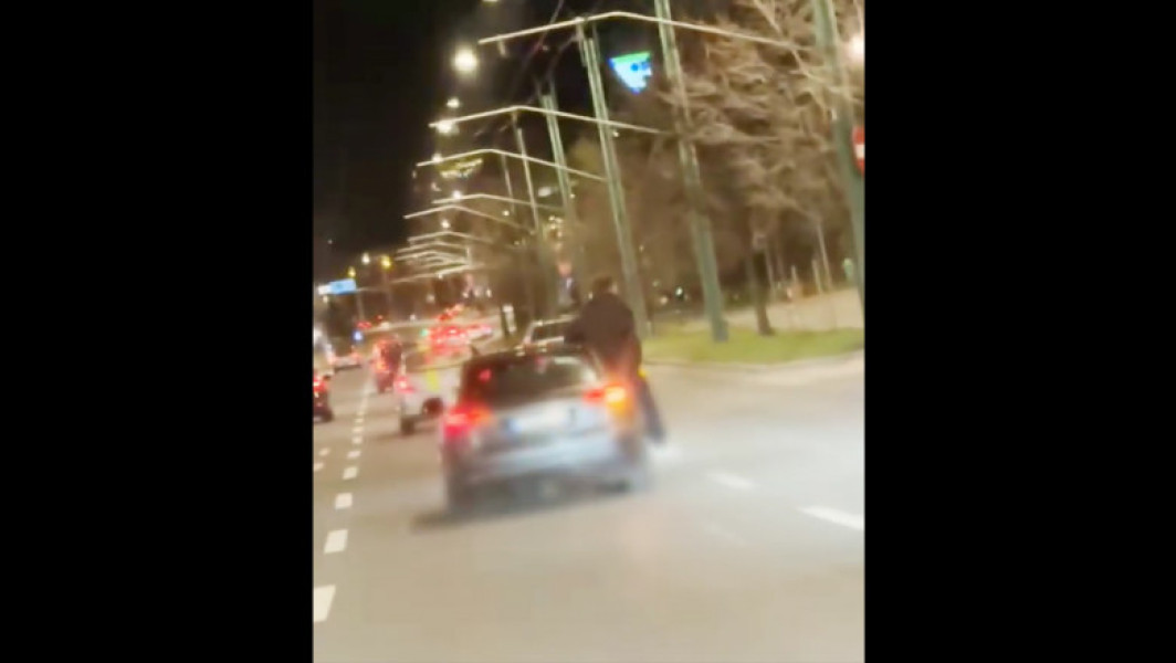 Barbat agatat de portiera unei masini in miscare, amendat de politie
