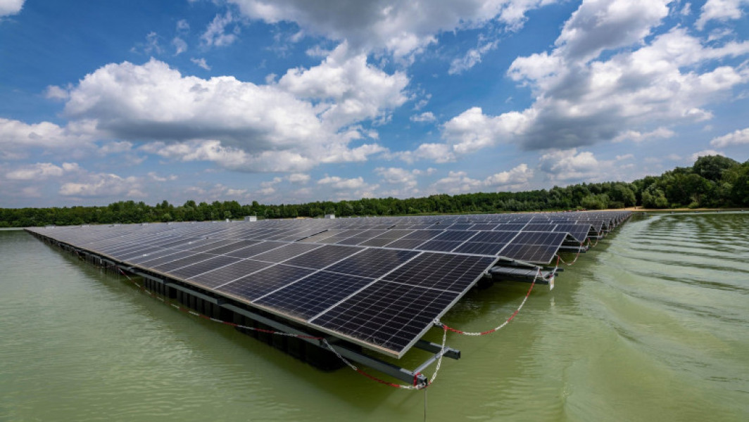 Centrala solară plutitoare inaugurată de Turcia va alimenta irigarea a sapte sate.

"Prima centrală solară plutitoare din Turcia oferă energie pentru irigația a șapte sate