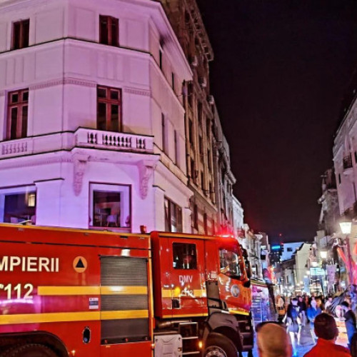 Foc puternic în Centrul Vechi al Bucureștiului! Zeci de oameni evacuați în urma unui incendiu la o clădire, autoritățile intervin pentru stingere