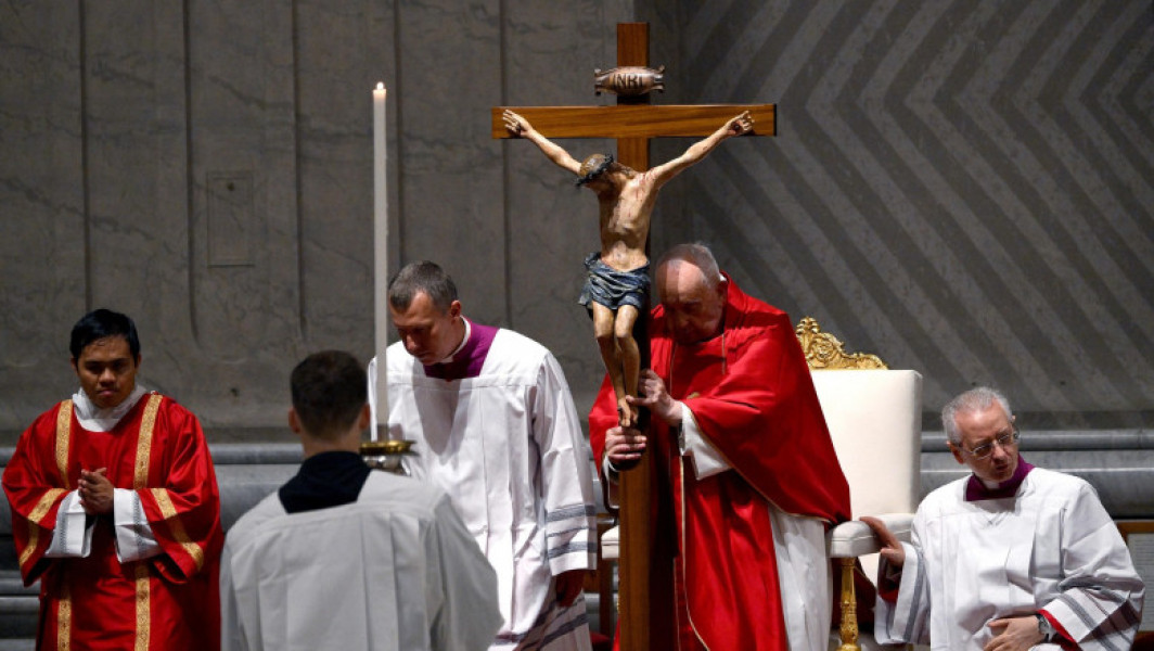 Papa Francisc și-a anulat participarea la procesiunea Via Crucis, după ce a prezidat slujba din Vinerea Mare la basilica Sfântul Petru