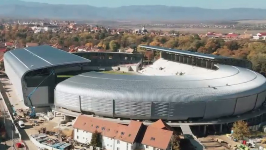 Guvernul investeste 620 milioane de euro in modernizarea stadioanelor din Romania. Centrul sportiv al lui Dinamo, cel mai costisitor proiect dintre cele 7 arene din plan. Se pierde oportunitatea de a economisi 150 milioane euro prin vanzarea terenului bazei. Alte 11 stadioane au fost construite din 2011, iar valoarea totala a investitiei se apropie de 1,2 miliarde euro.