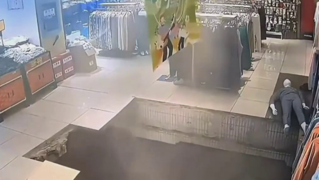 Video: Femeie căzută într-o groapă la cumpărături din China. Rafturile au dispărut cu ea.