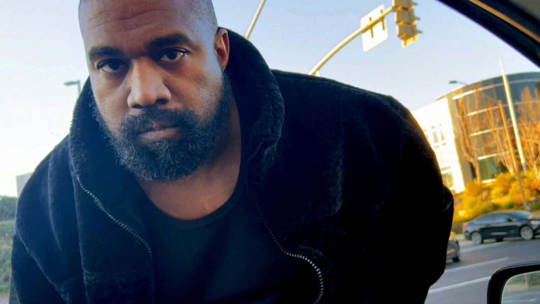 Kanye West e dat în judecată de un fost angajat pentru rasism și antisemitism. Rapperul ar fi spus că „Hitler era fabulos și inovator”
