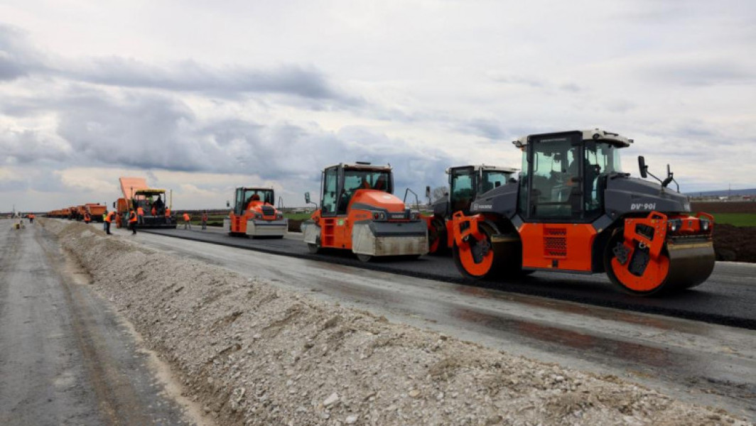 Guvernul aprobă fonduri pentru Autostrada Moldovei și calea ferată Predeal-Constanța. Suma alocată este de peste 600 de milioane de euro pentru fiecare proiect. Anunțul a fost făcut de premierul Marcel Ciolacu la ședința de joi.