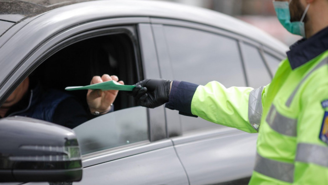 Tată și fiu reținuți pentru dare de mită în județul Mureș
