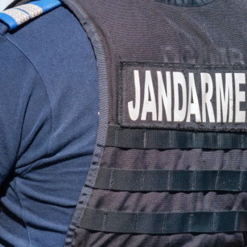 Un bărbat din Mureș a fost reţinut pentru înşelăciune, pretinzând că este jandarm și cerând colegilor să împrumute bani. A obţinut 10.000 de lei prin minciună.