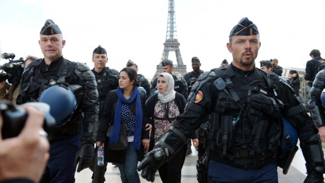 Dreapta extremă franceză promite să interzică vălul islamic în spațiile publice dacă câștigă prezidențialele