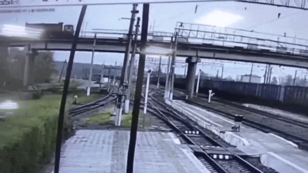 Pod rutier din Rusia se prăbușește peste calea ferată și blochează traficul în Smolensk