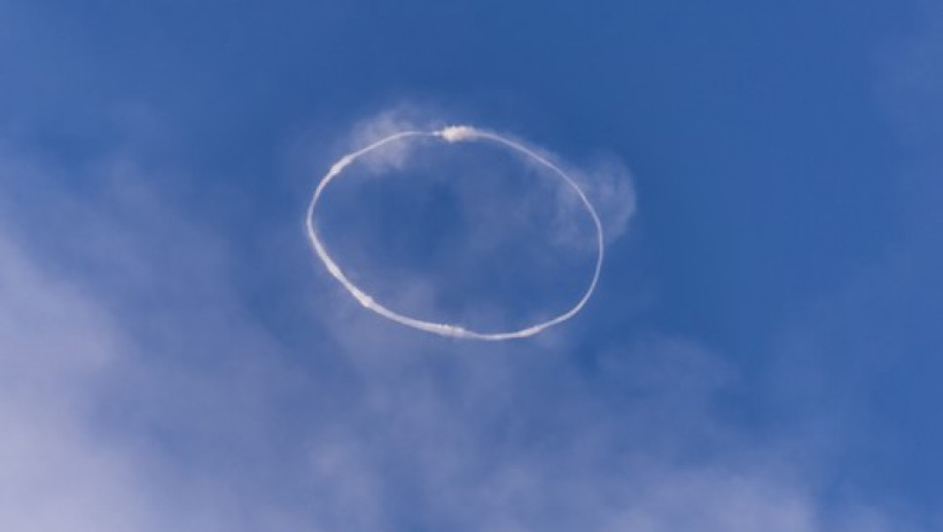Vulcanul Etna creează cercuri spectaculoase de fum pe cerul Siciliei