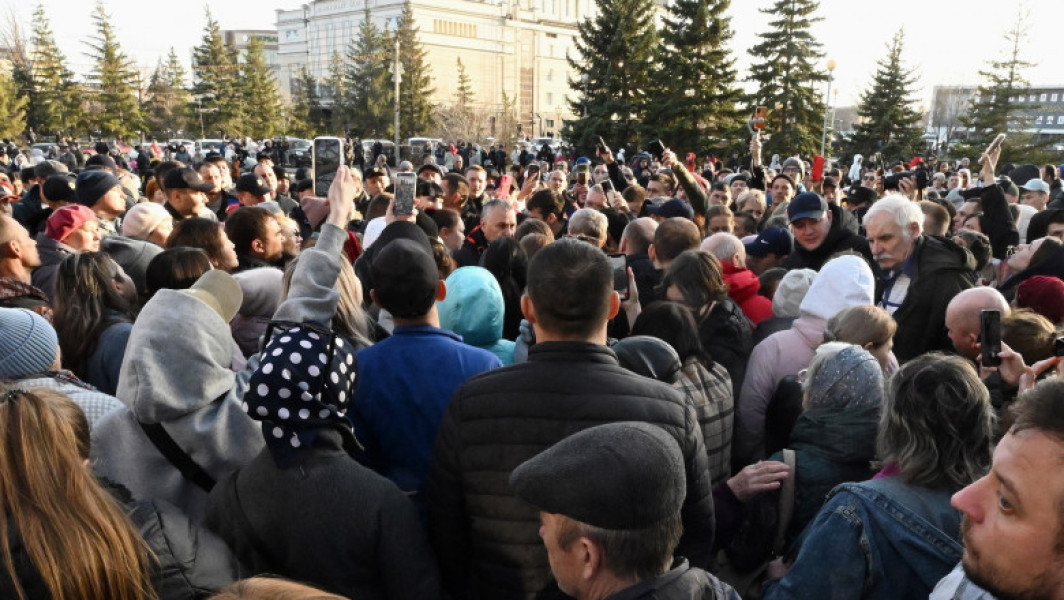 Proteste fără precedent în Rusia după inundații. Putin le-a promis rușilor rămași pe drumuri un ajutor estimat la 1.000 de euro
