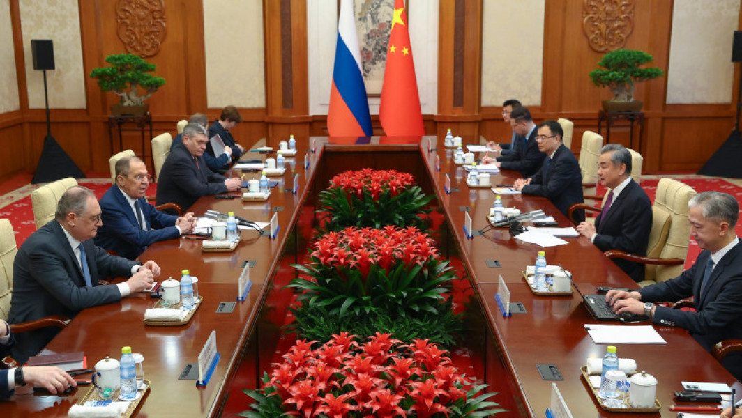 China va sprijini dezvoltarea Rusiei, i-a spus lui Lavrov ministrul de Externe de la Beijing: Cu Putin, "rușii au un viitor strălucit"