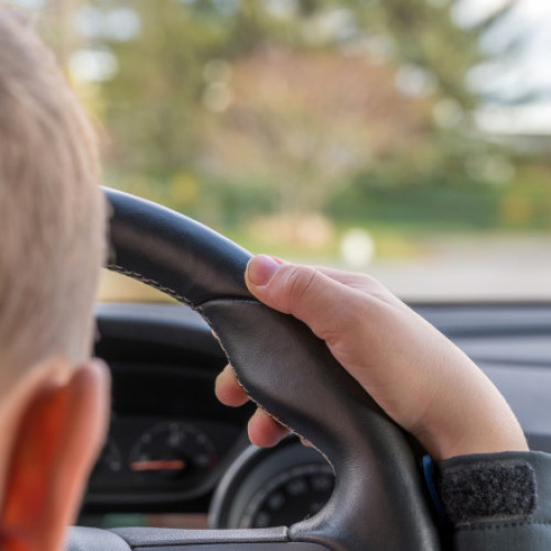 Incident în Arad: Minor de 15 ani prins la volanul unei mașini furate din Bacău pe o distanță de 600 de kilometri. Cei trei tineri, toți din aceeași zonă, au fost reținuți de poliție. Descoperire surprinzătoare făcută de agenții IPJ Arad.