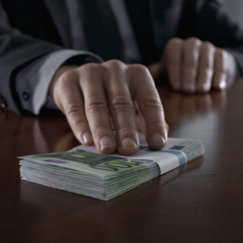 Inculpat retinut pentru trafic de influenta dupa ce a fost prins in flagrant primind 20.000 de euro mita, ceea ce a provocat o retea de interventii in cadrul justitiei.