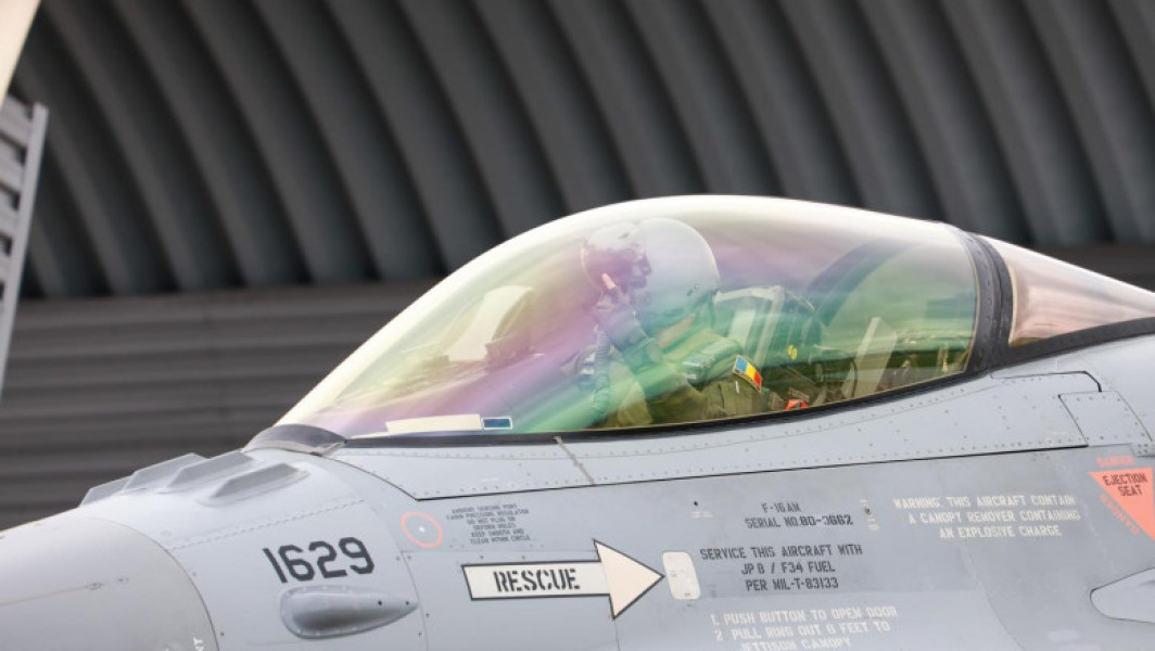 Trei avioane F-16 din Norvegia au ajuns în România pentru Escadrila 48 Vânătoare. România se consolidează în apărarea aeriană cu F-16 Fighting Falcon. Achiziționarea unui nou lot ajută protecția națională.