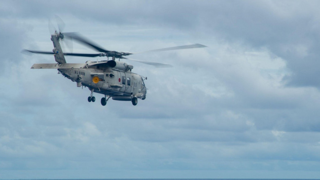 Elicoptere Marinei Japoneze căzute în mare, un membru al echipajului a fost găsit mort, alți șapte dispăruți în urma unui exercițiu de luptă sâmbătă seara pe timpul nopții