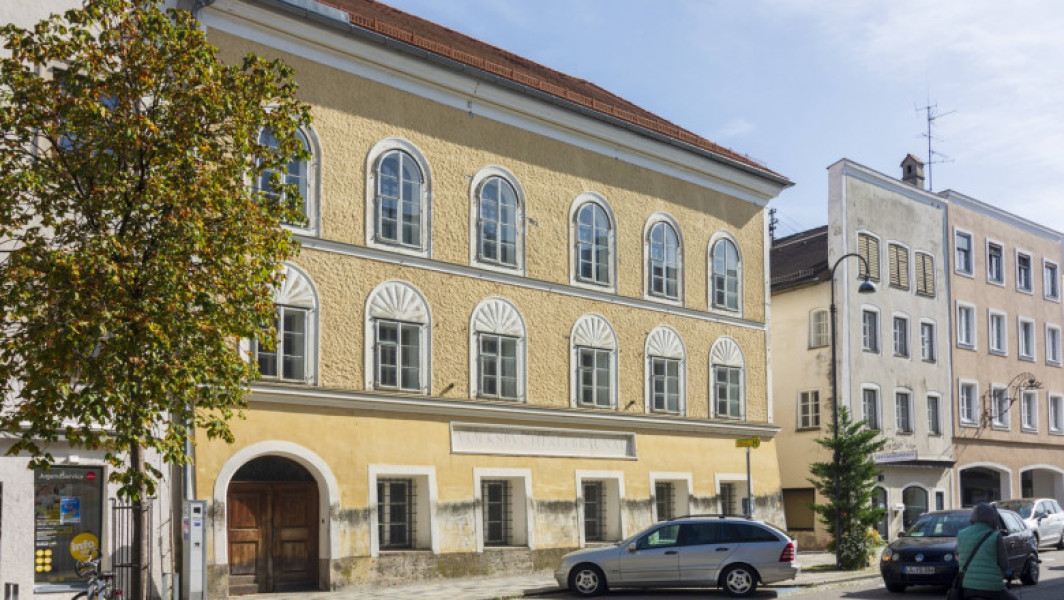 Germani surprinși depunând flori în memoria lui Hitler la casa sa din Austria, dar sunt bănuiți de propagare a ideologiei naziste