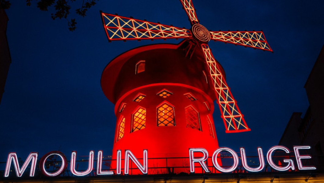 Morisca de vant a celebrului cabaret Moulin Rouge a cazut, fara victime