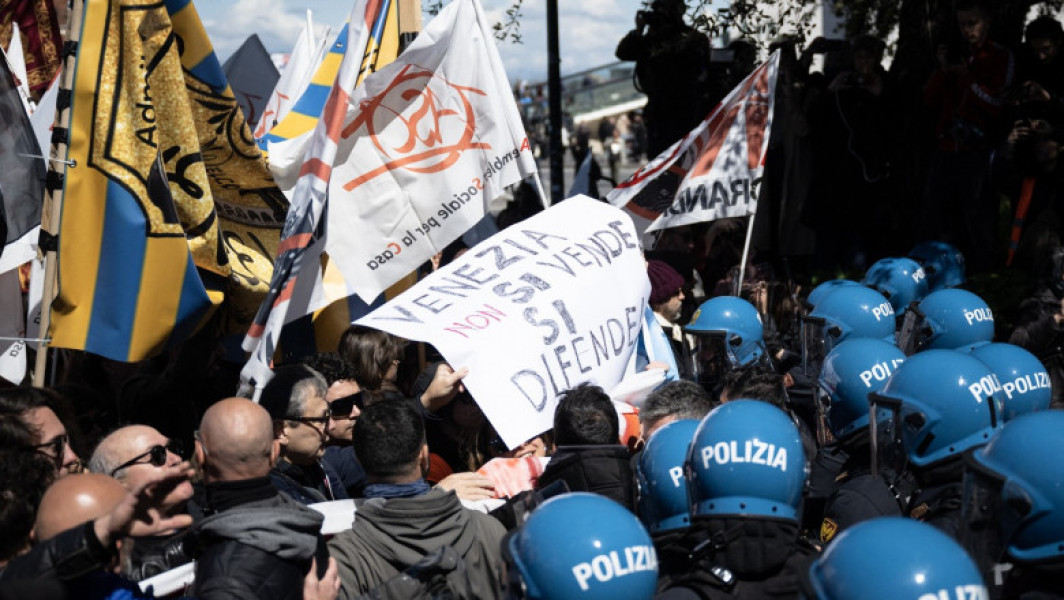 Galerie Foto „Avem chef de glume?” Venețienii sunt furioși din cauza taxei de intrare în oraș aplicate turiștilor de azi și au ieșit la proteste