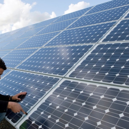Guvernul alocă fonduri pentru programul „Electric Up”. Până la 150.000 de euro pentru panouri fotovoltaice. Cine poate obține finanțare