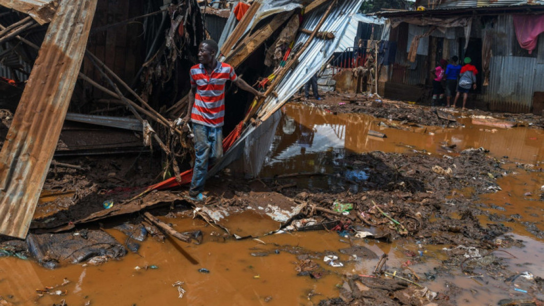 Incidente fatale dupa ruptura barajului din Kenya. Portocaliu dezastru in cauza ploilor puternice niciodata cooperate si efectelior Nino. Consecintele tragediei cresc in toata tara.