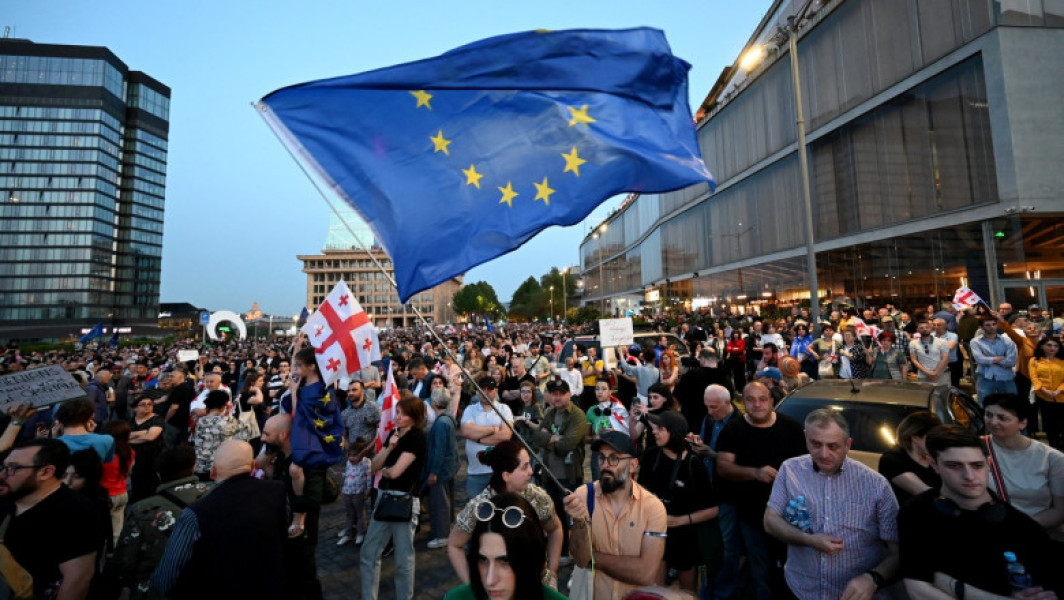 Mii de georgieni au manifestat în Tbilisi împotriva legii "influenței străine". Steaguri europene și georgiene agitate în Marșul pentru Europa.
