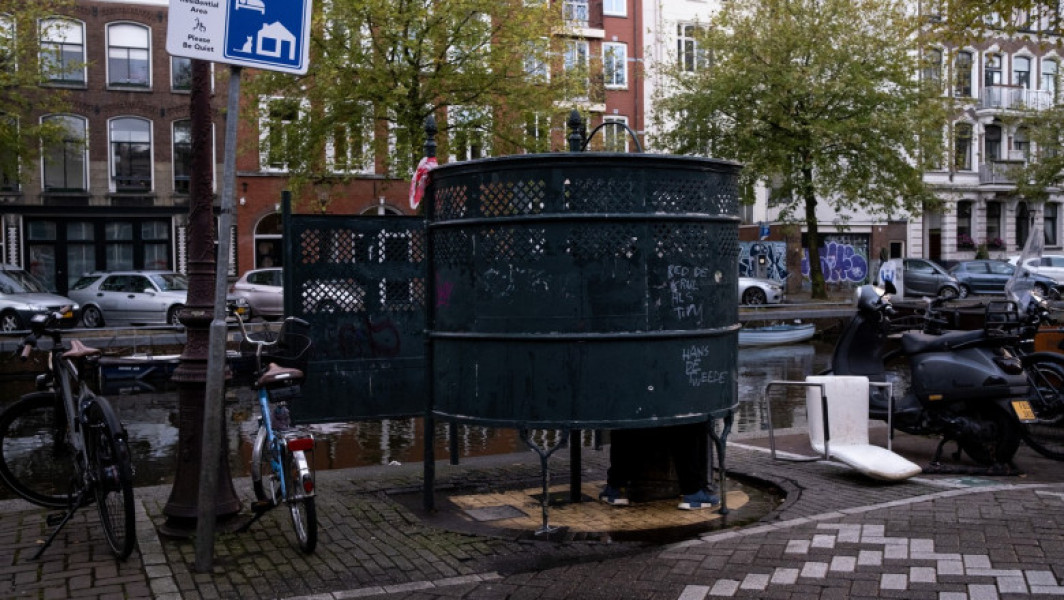 „Egalitate la urinare”. După ani de luptă, femeile din Amsterdam au obținut toalete publice și pentru ele