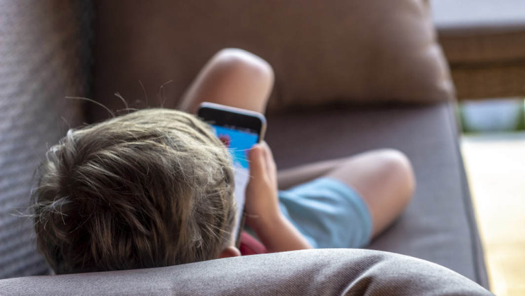Franța limitează utilizarea smartphone-urilor și rețelelor de socializare de către copii și adolescenți, conform recomandărilor unui grup de experți prezentați președintelui Macron.