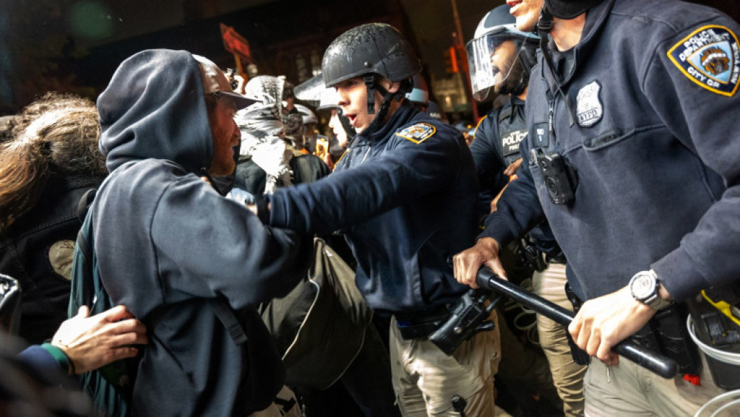 Galerie Foto Violențe la Universitatea Columbia. Polițiștii din New York au intervenit în forță în campusul blocat de manifestanți. 100 de arestări