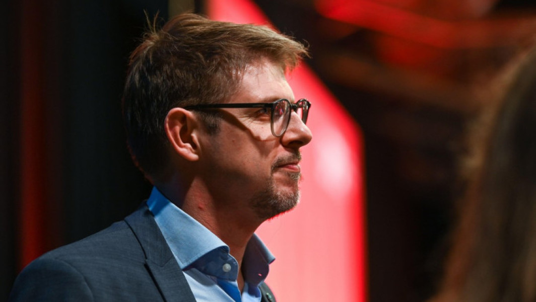 Europarlamentar german bătut brutal în timp ce lipsea afișe. Extremiștii își arată agresivitatea față de partidele democrate