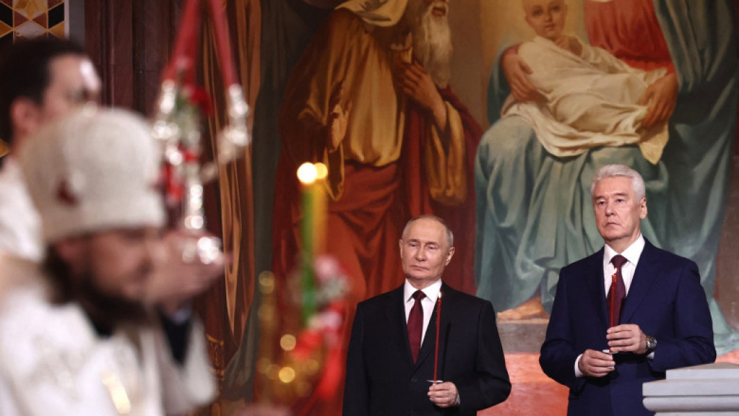 Putin prezent la slujba de Înviere, în timp ce armata rusă bombardează Ucraina