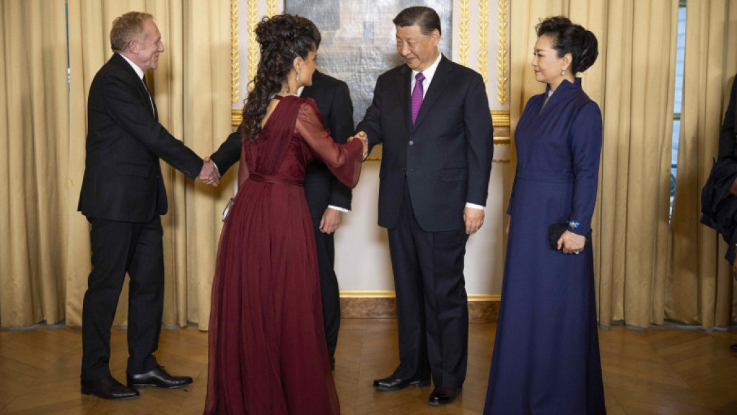 Galerie Foto Mireille Mathieu, Sophie Marceau, Luc Besson, Salma Hayek între celebrităţile invitate la dineul în onoarea lui Xi Jinping la Paris
