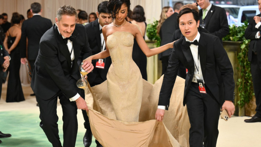 Cântăreața Tyla, vedetă la Met Gala 2024 într-o rochie spectaculoasă din nisip. A avut nevoie de ajutor pentru a urca scările.