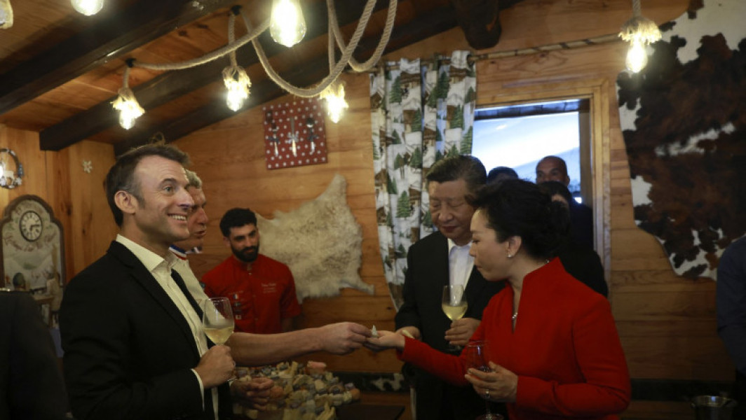 O prăjitură delicată a fost înlocuită pentru o vizită diplomatică: Macron și Xi Jinping au gustat desertul în timpul unei discuții tensionate