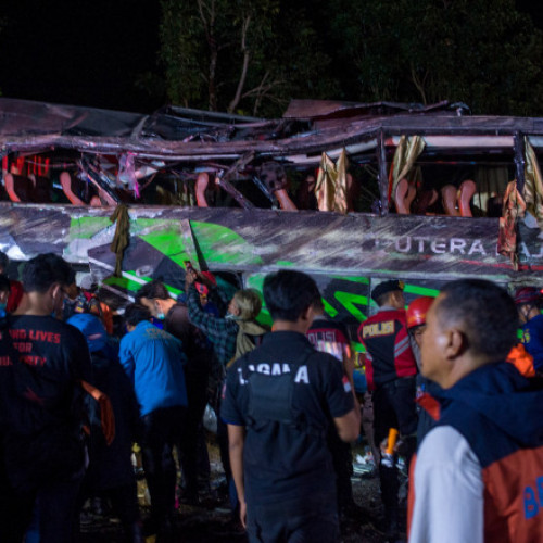 Tragedie pe insula Java: Elevi și profesor se pierd în accidentul autobuz școlar