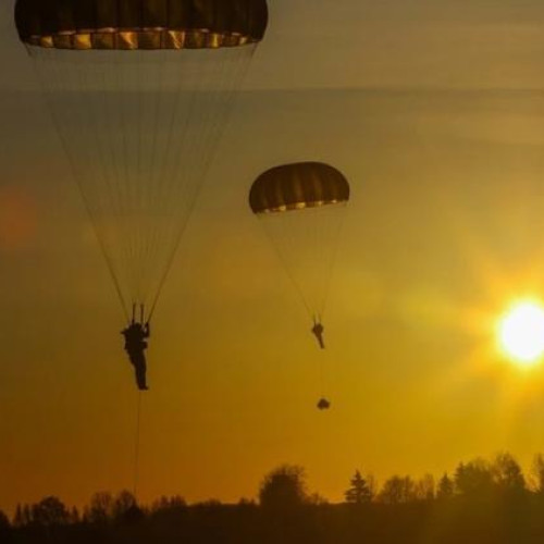 Mare exercițiu militar la Cluj: Peste 2000 de parașutiști vor veni la Baza Aeriană din Câmpia Turzii! Circulația închisă pe A3!