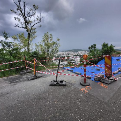 Specialiștii Boc acoperă cu prelată zona surpată de pe strada Uliului - FOTO - În încercarea de a evita înrăutățirea surpării, echipa RADP Cluj a amplasat o prelată peste strada Uliului. Problemele cu fisurile din asfalt s-au manifestat de mult timp, iar înainte de surpare, s-au făcut doar lucrări de "lipire" a drumului. Oamenii din zonă circulă acum pe o variantă ocolitoare prin pădurea Hoia. Se speră că inovația va da rezultate, dar restul dealului este încă instabil.