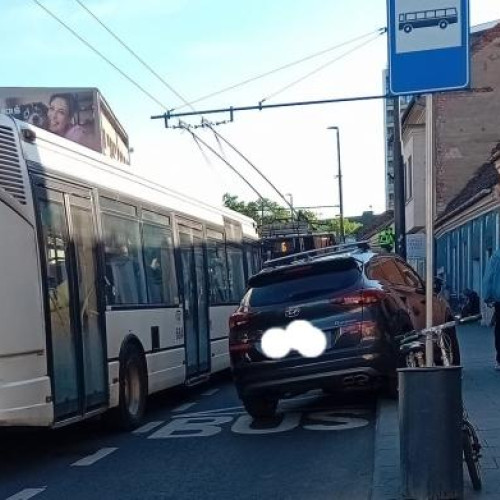 Parcare cu 5 stele in Cluj-Napoca: Sofer grăbit si-a lăsat mașina în stație de autobuz