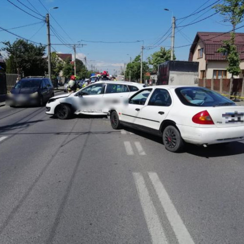 Accident rutier pe strada Traian Vuia din Cluj-Napoca! Două mașini avariate în urma impactului violent. Pompierii au intervenit la fața locului.